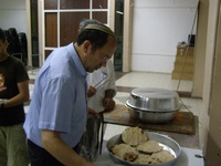 אפיית מצות בבית חגי(17 תמונות)