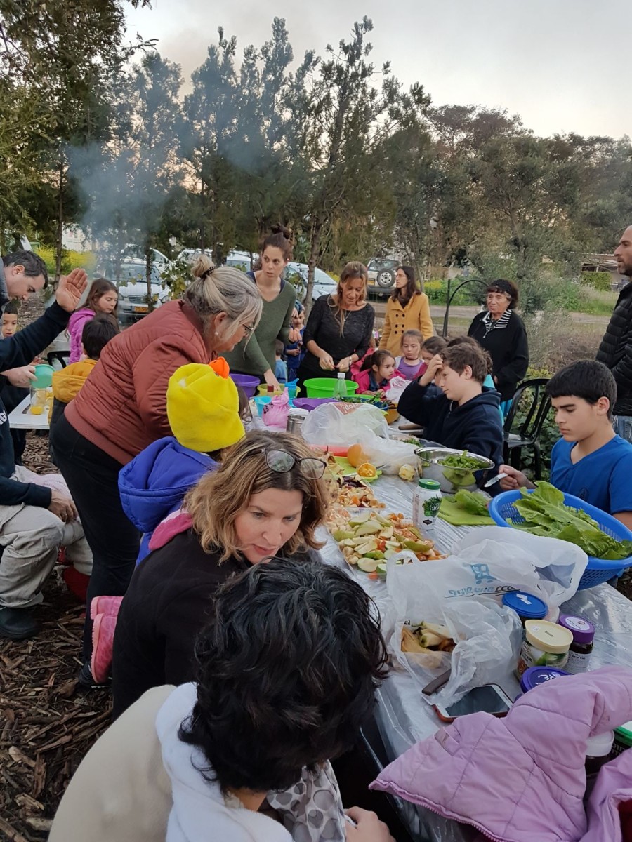 לידור מתיתיהו ,מכין לנו סלט חסה שקטף באותו הרגע ..