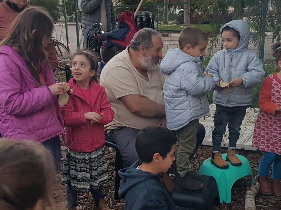 עמית ואיתי, הנכדים של יוצור הוותיקים בגינה