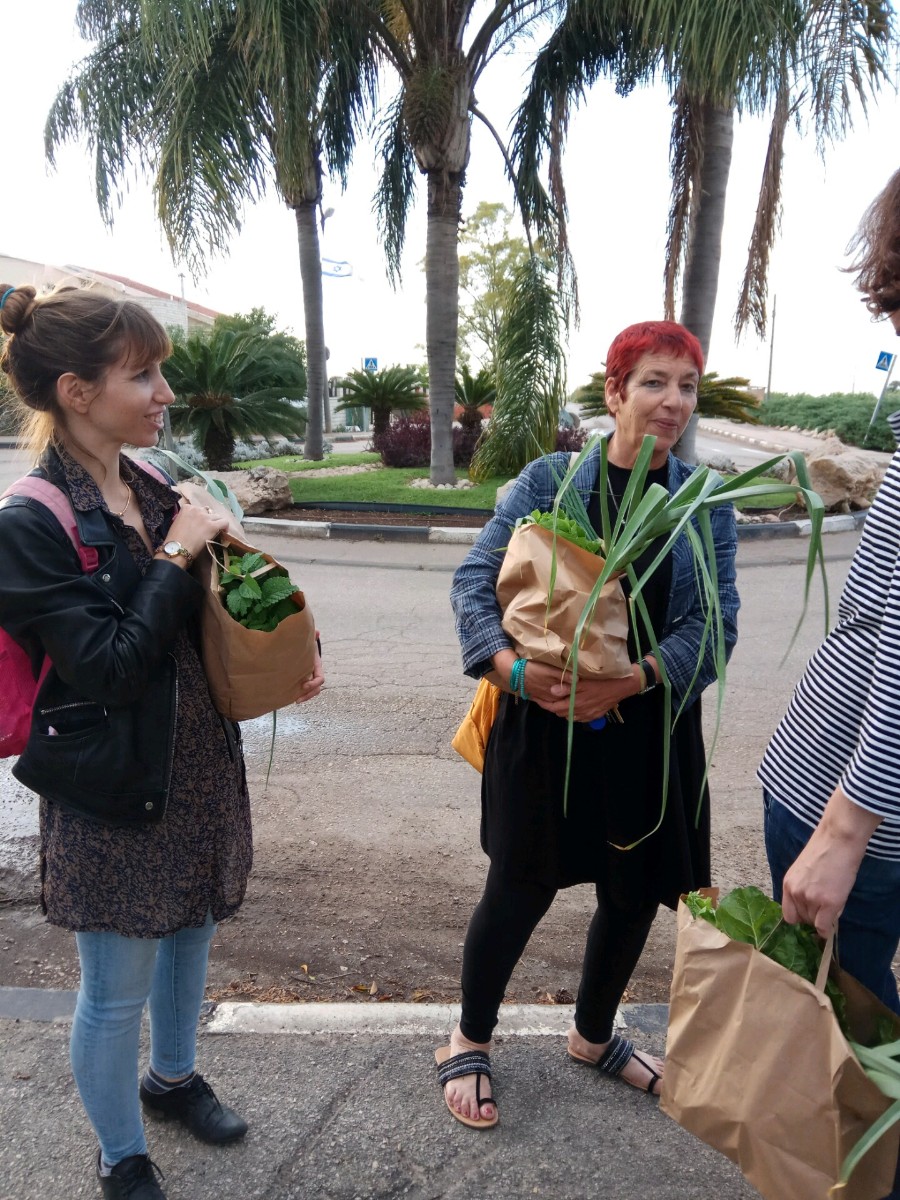 משפחת פוקס על דורותיה תורמת ונתרמת בפעילות הגינה