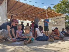 סוכות תשע"ו - קישוט הסוכה והכנת דגלי שמחת תורה(12 תמונות)