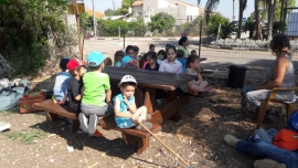 תמונות ילדי הגנים הגינה הקהילתית(2 תמונות)
