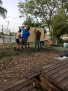 קבוצת נערים שעברה בשביל ישראל עוזרת לנו להעביר את שירותי הקומפוסט החדשים שרשות שמורות הטבע תרמה לגינה